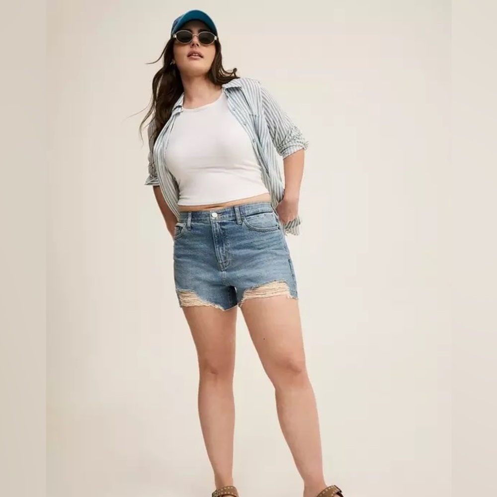Torrid 3.5'' Destructed Denim Short NWT